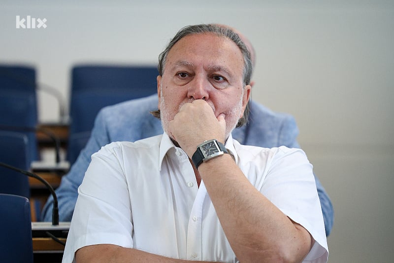 Pandurević ipak ne podnosi ostavku iako je to ranije najavio tokom verbalnog sukoba sa Štetom