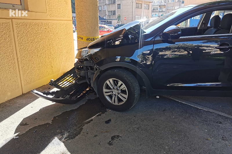 Auto udario pješakinju na Grbavici, na lokaciji poznatoj po parkiranju na ulici, pa se zabio u stub