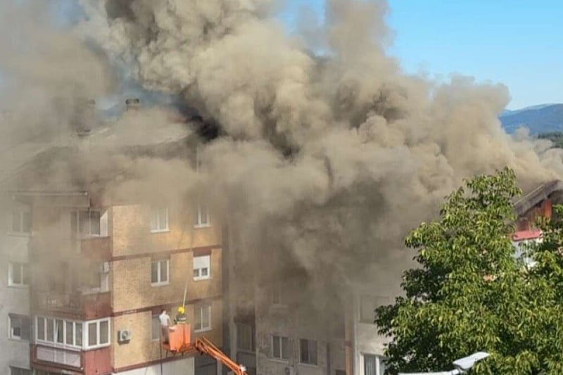 Veliki požar u Vlasenici: Gori stambena zgrada, gase je tri vatrogasne jedinice