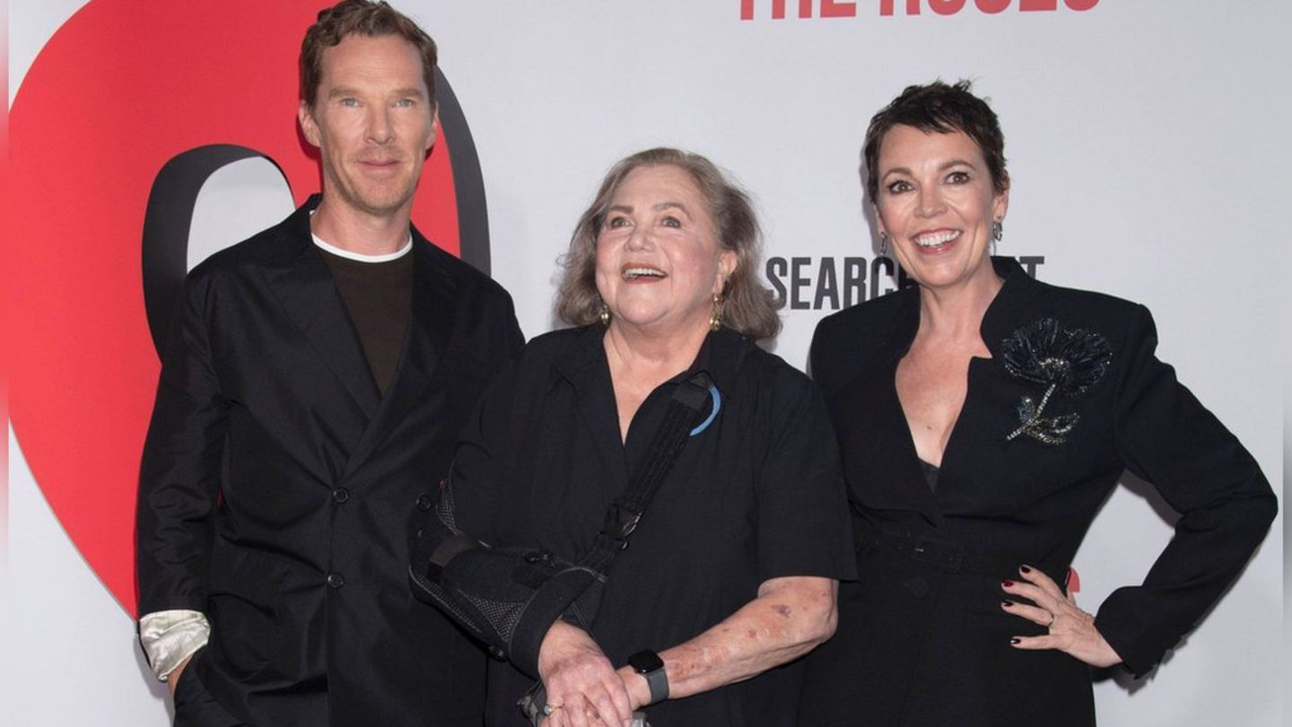 “Rose rat” Star Kathleen Turner: Rijedak izgled sa štapom za hodanje