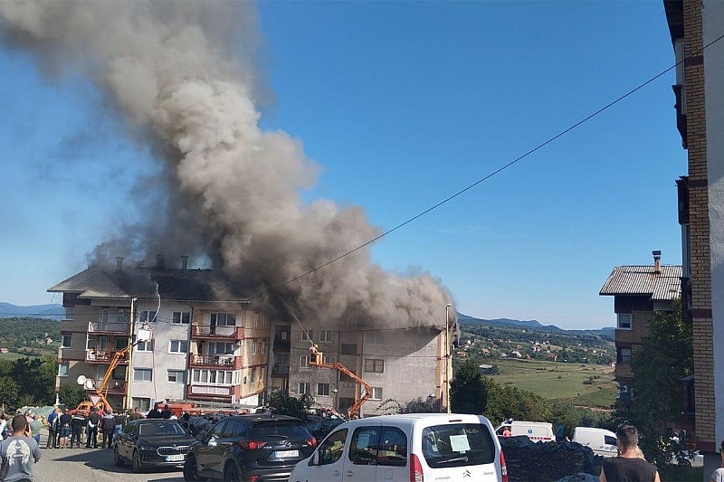 Zbog požara u Vlasenici na terenu i demineri: “Ne znamo jesu li pucale mine ili plinske boce”