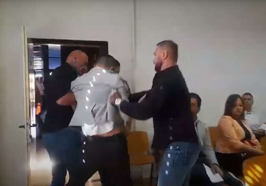 LJUDI U CRNIM KOŠULJAMA NA SILU IZBACILI ODBORNIKE: Pojavili se novi detalji skandala na sjednici gradske skupštine u Doboju (VIDEO)