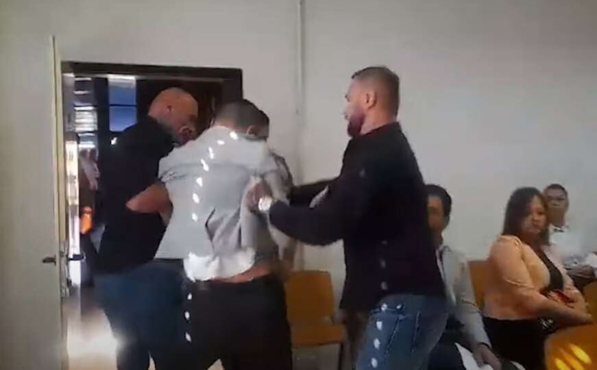 Skandal na sjednici Skupštine Doboja: “Crnokošuljaši” izbacili sa sjednice dvojicu opozicionara