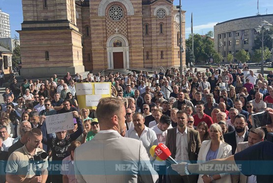 Stanivuković se obratio građanima koji protestuju ispred Gradske uprave u Banjaluci (VIDEO)