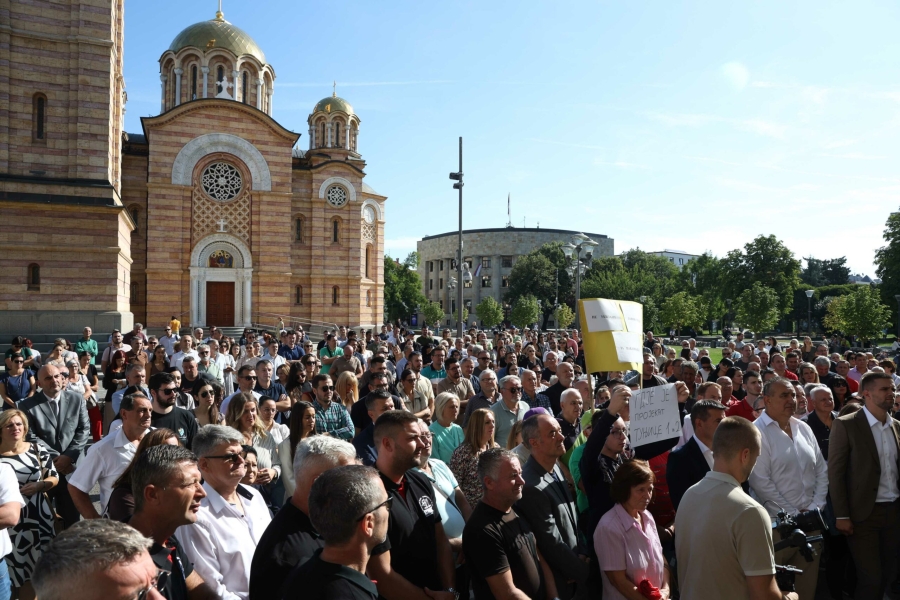 PROTESTI U BANJALUCI: Odbornike ispred Gradske uprave dočekali nezadovoljni građani