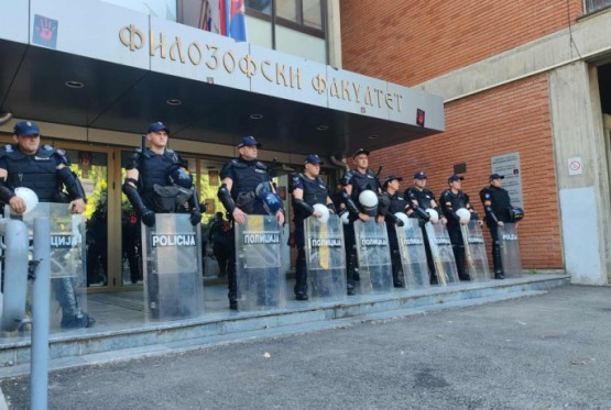 Studenti najavili da ostaju ispred fakulteta dok im ne dozvole ulazak (VIDEO)