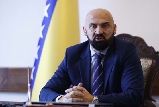 “Ni Nadrealisti ne bi mogli smisliti”: Ramo Isak u reklami za baklavu (VIDEO)