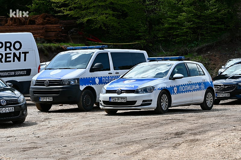 Policijska akcija u Nevesinju: Uhapšeno pet osoba, pronađena veća količina droge