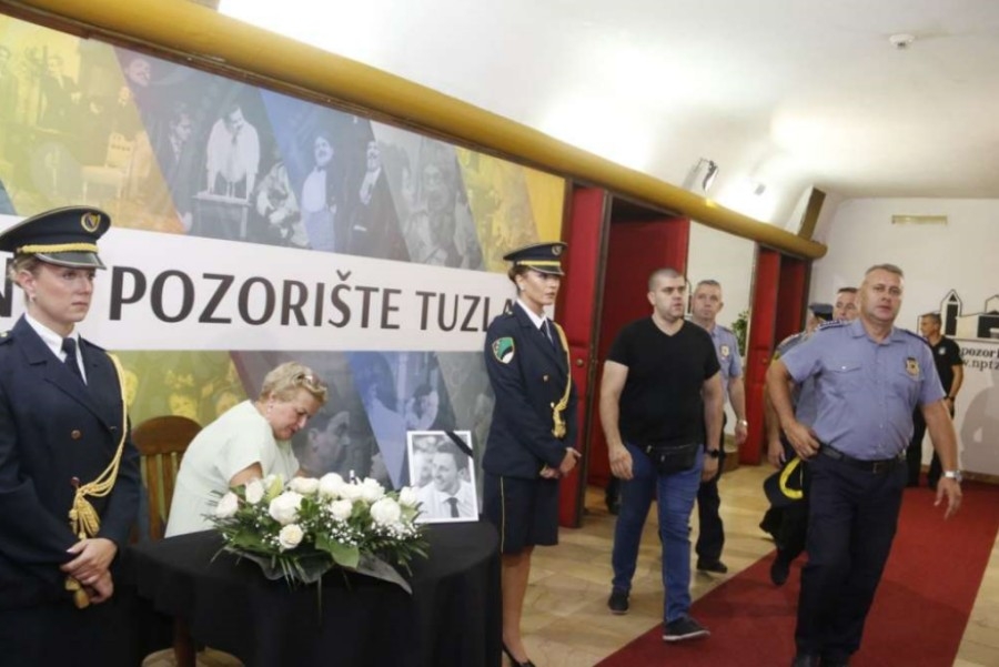 PAMTIT ĆE SE NJEGOVA HRABROST I PROFESIONALIZAM: Održana komemoracija policijskom službeniku Samiru Mustafiću u Tuzli