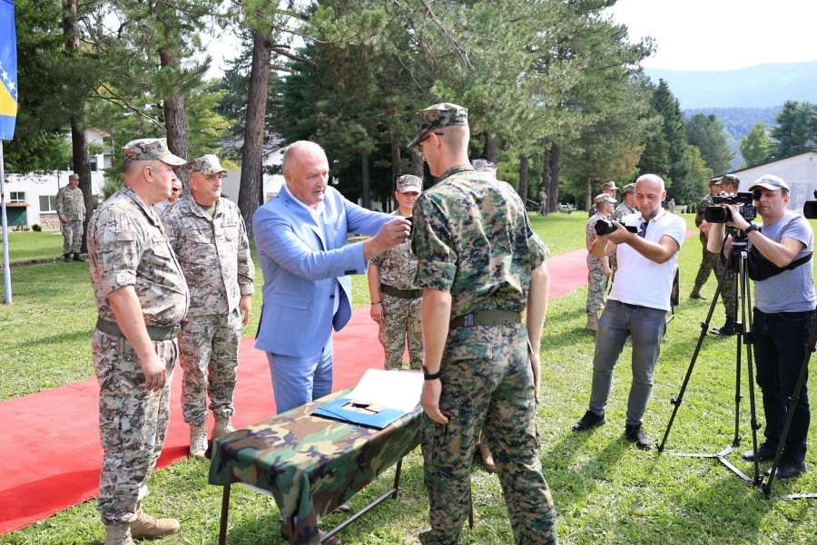 MINISTAR HELEZ ZADOVOLJNO: ‘Sretan sam jer danas ovi mladi iz svih krajeva BiH polažu zakletvu svojoj domovini’