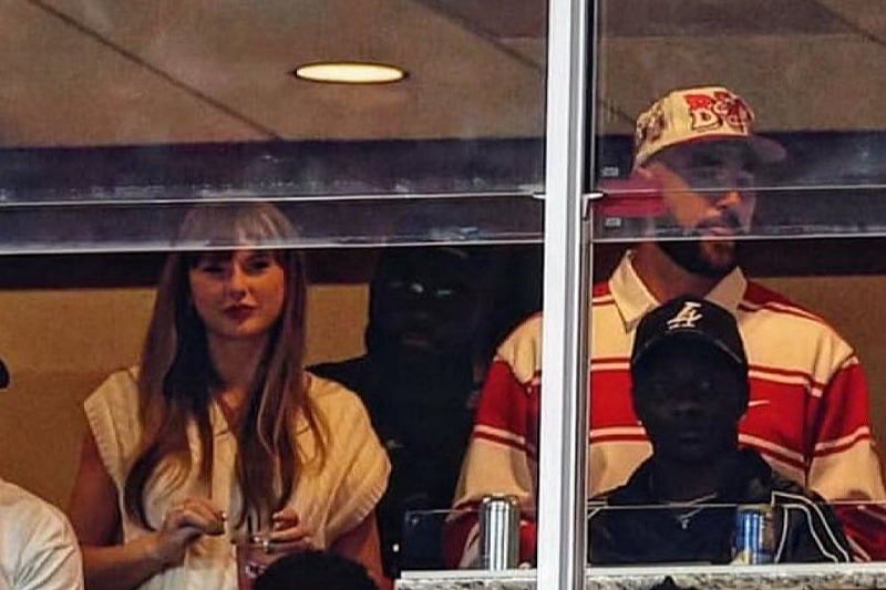 Taylor Swift i Travis Kelce snimljeni prvi put u javnosti nakon zaruka, zajedno bodrili njegov bivši tim