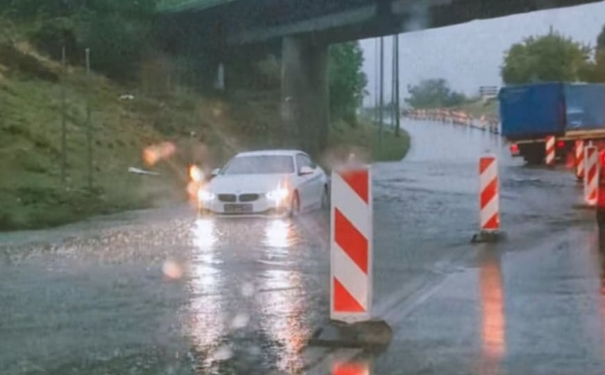 Kiša stvara probleme u Mostaru: Obilne padaline blokirale saobraćaj, BMW ostao zaglavljen u vodi
