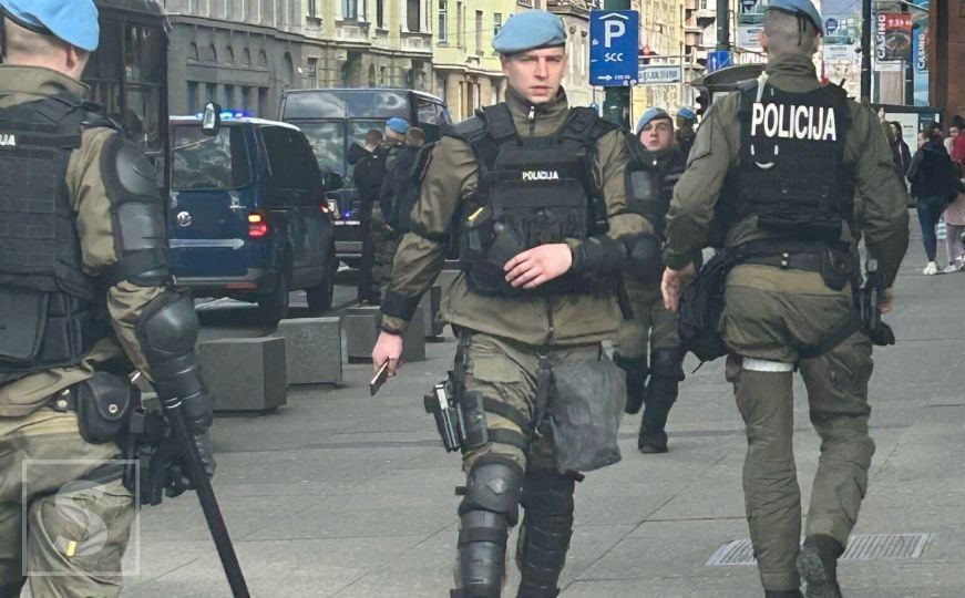 Akcija “Limeni” u Sarajevu: Dva muškarca uhapšena nakon što je policija pronašla drogu i oružje
