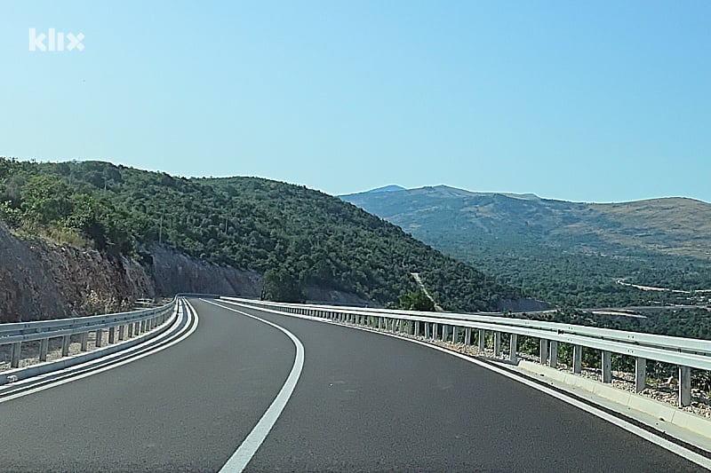 Saobraćaj se jutros na putevima u BiH odvija bez zastoja, ni na granicama nema gužve