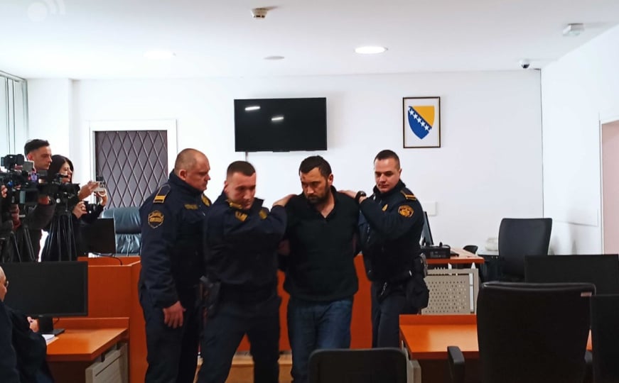 Ubio suprugu i sina dok su spavali: Emir Selimović se na sudu izjasnio da – nije kriv