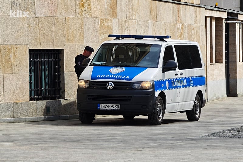 Banja Luka: Uhapšen muškarac koji je vikao u tržnom centru i vrijeđao policiju