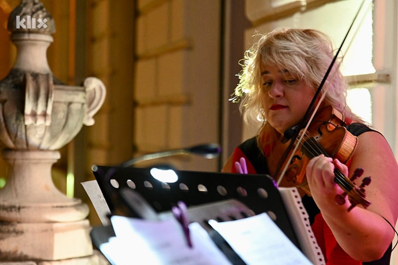 Violeta Smailović-Huart održat će performans klasične muzike na balkonu u srcu Sarajeva